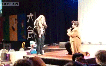 1403803275_girl_faints_while_boyfriend_p