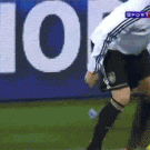 Özil chewing gum juggling